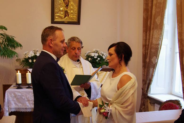 Jolanta i Marek Świerczyńscy z Kraszewa świętowali 30-lecie swojego związku małżeńskiego w kaplicy pałacowej w Walewicach