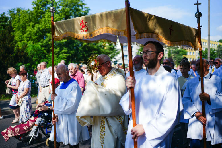 Mieszkańcy toruńskiego Rubinkowa wzięli udział w procesji z okazji Bożego Ciała. Zobaczcie, jak było! Więcej zdjęć na kolejnych stronach naszej galerii.