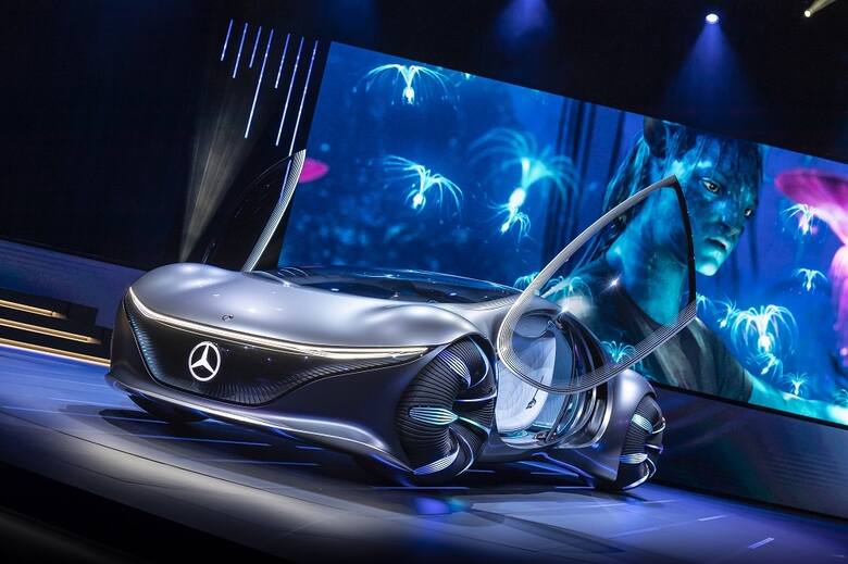 Mercedes-Benz VISION AVTRZamiast konwencjonalnej kierownicy do połączenia człowieka z maszyną służy wielofunkcyjny element sterujący w konsoli środkowej.