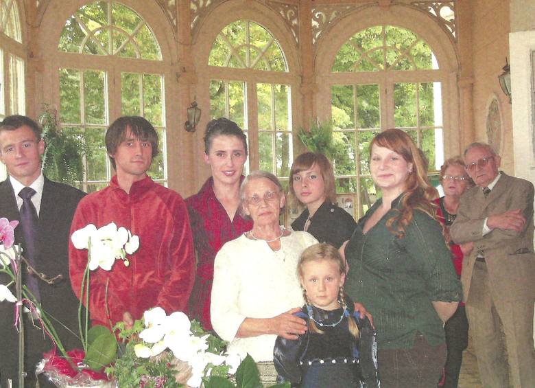 Rafaela Łukaszewicz (w środku) w pałacu w Niewodnikach w otoczeniu rodziny. Od lewej: Łukasz Kozioł, Grzegorz Ogórek, Ewa Gawlik, Madzia Kozioł, Barbara