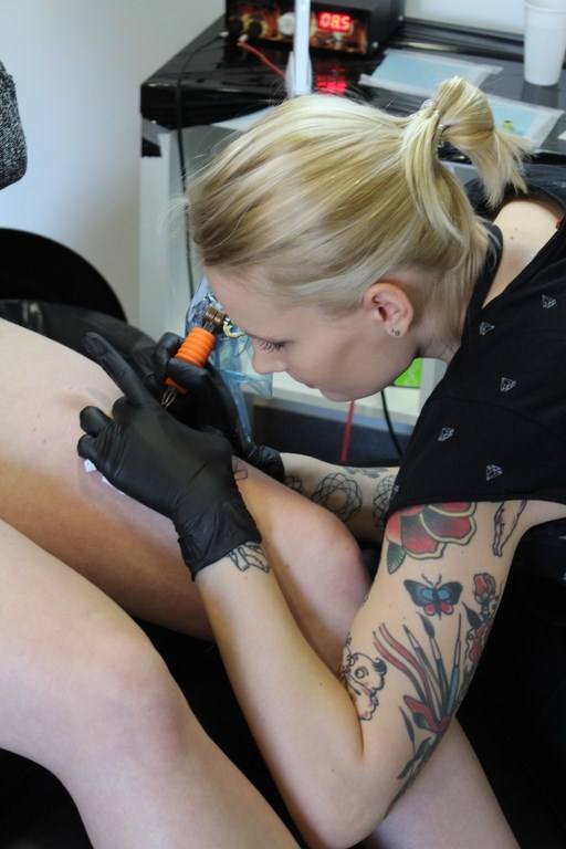 Kobiety chętnie zdobią swe ciała tatuażami [FILM]