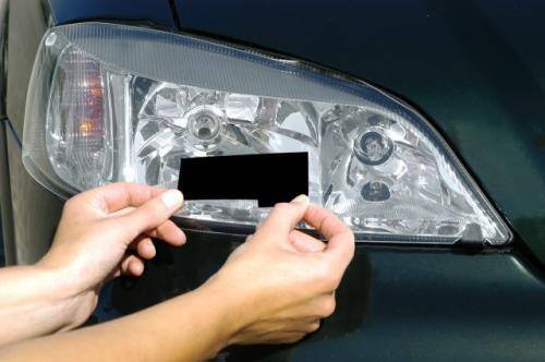 Fot. Hella: Przestawienie reflektorów do jazdy w ruchu lewostronnym polega na naklejeniu folii w odpowiednie miejsca na reflektorze.