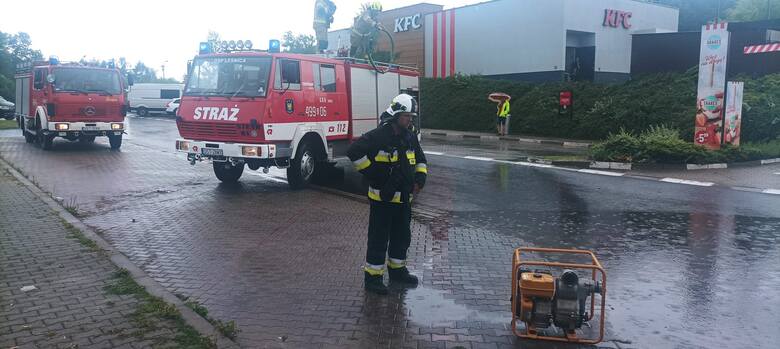 Na MOP-ie "Góra św. Anny" przy autostradzie A4 strażacy z OSP Leśnica wypompowują wodę z zalanej drogi.