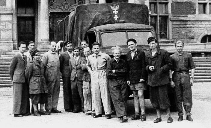 Pracownicy naukowi i studenci Wydziału Mechanicznego PG. Prof. Dębicki czwarty z lewej. Zdjęcie z lat 1946-1947 Fot: Zbiór rodzinny