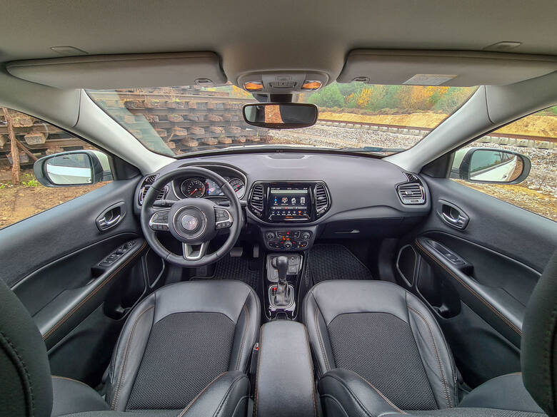 Jeep Compass nie jest wymuskanym, modnym crossoverem, tylko dość prostym i dzielnie radzącym sobie w terenie autem, które dostępne jest w kilku ciekawych