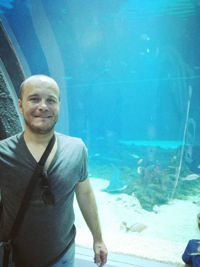 Wakacje podkarpackich VIP-ów. Nz. radny miejski Przemyśla Maciej Kamiński w oceanarium w łódzkim ZOO.