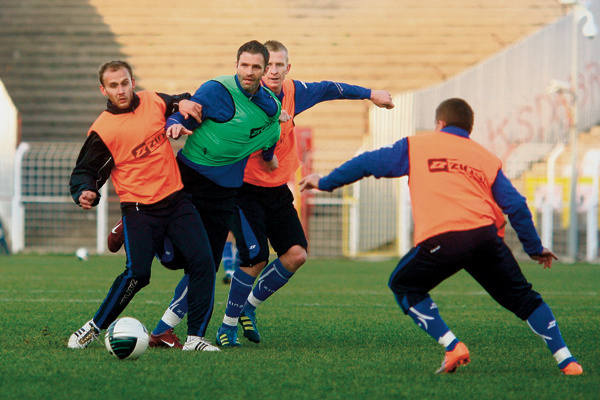 Nie przypuszczamy, żeby którykolwiek z ełkaesiaków oszczędzał się na treningach. Od lewej: Bartosz Romańczuk, Marcin Mięciel oraz Dariusz Kłus.  