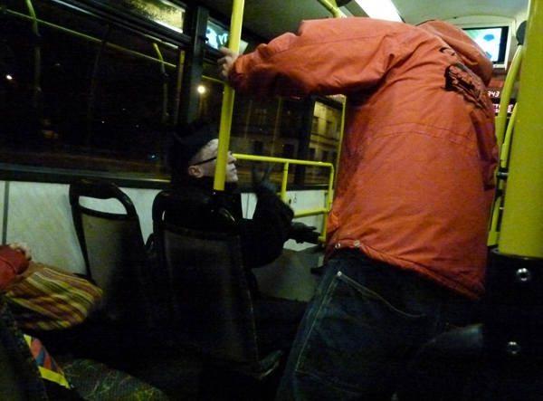 W autobusie N6 ksiądz udzielał informacji pasażerowi o  przebiegu trasy.