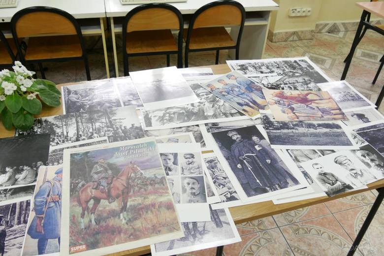 Uczniowie przy wykonywaniu swoich prac mogli wzorować się na zdjęciach historycznych.