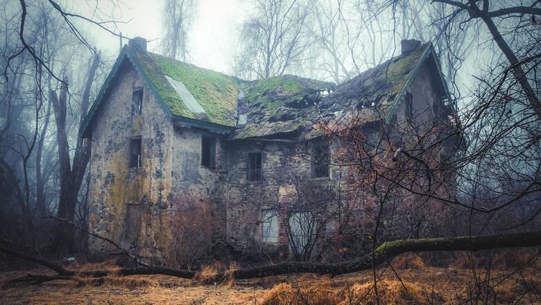 Ruiny opuszczonego domu we mgle