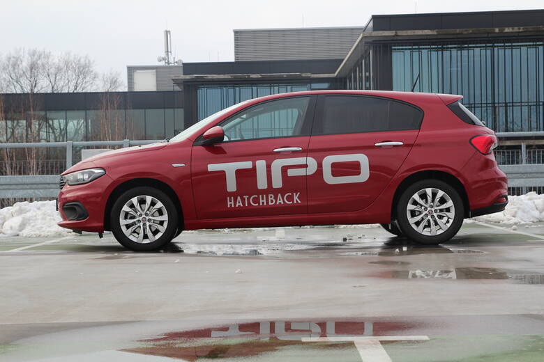 Wchodzący na rynek Fiat Tipo w wersji hatchback rywalizuje o względy klientów w mocno nasyconym segmencie kompaktów. Kusi atrakcyjną linią nadwozia,