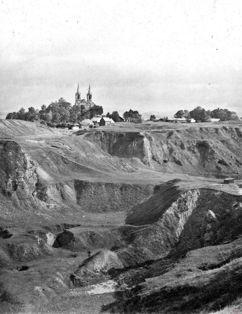 1945-1950 , Kopalnia odkrywkowa galeny i galmanu, na drugim planie widoczny kościół Macierzyństwa NMP i św. Michała Archanioła.