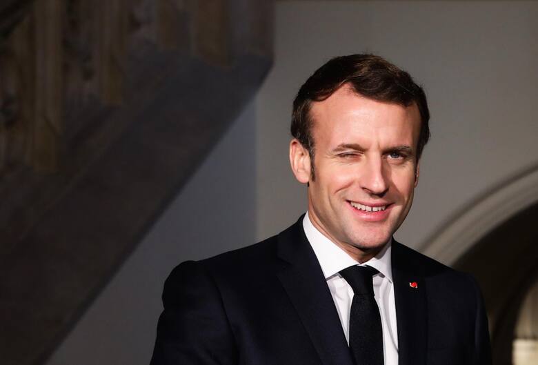 Zamieszki we Francji trwają, a Emmanuel Macron bawi się na koncercie.