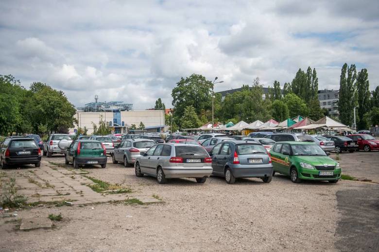 Wkrótce na dzikim parkingu przy stadionie Szyca nie będzie można pozostawić samochodu. Ustawiane są tam zapory i słupki uniemożliwiające wjazd