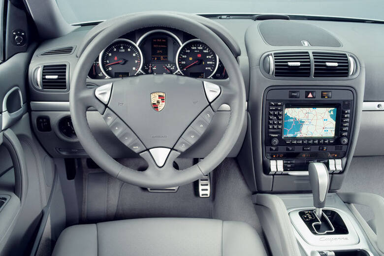 Najtańsze egzemplarze Porsche Cayenne pierwszej generacji kosztują nawet poniżej 30 tys. zł. Duża moc, prestiż i komfort jazdy za korzystną cenę. Brzmi