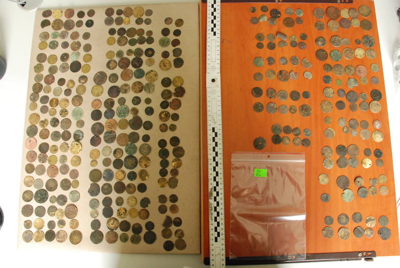 Zdjęcia zabranych monet, robione przez policyjnego fotografa, są bardzo niewyraźne. Trudno dokładnie sprawdzić poszczególne egzemplarze