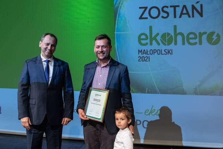 Maciej Pawłowski z synkiem odbiera nagrodę za projekt Samowystarczalnej wioski.