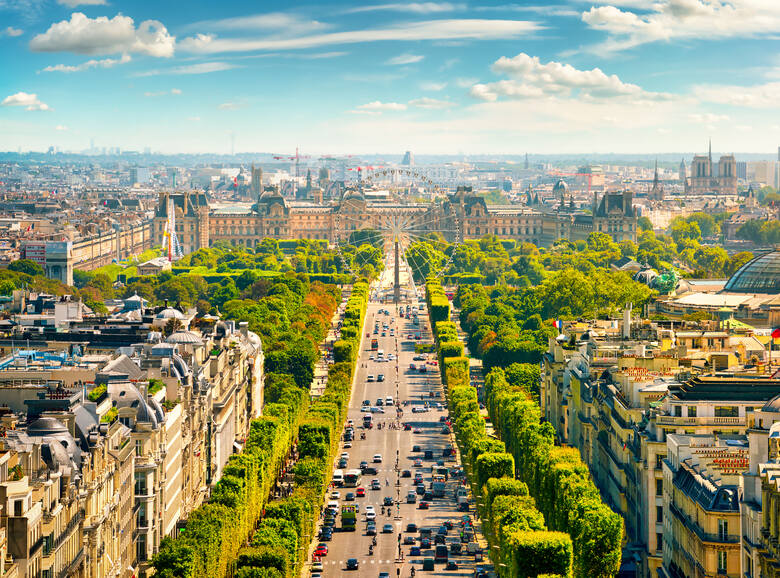 Pola Elizejskie to najbardziej reprezentacyjna ulica Paryża, piękny, szeroki bulwar, ciągnący się między Placem Zgody i Placem Charlesa De Gaulle’a,
