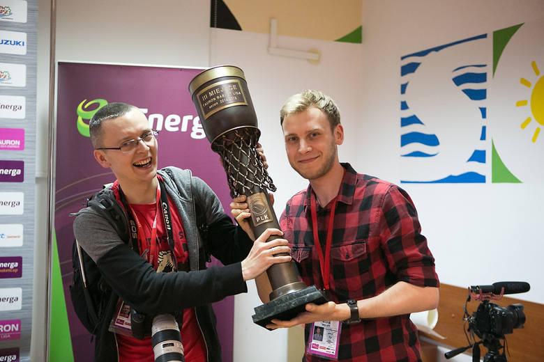 Puchar za trzecie miejsce Energi Czarnych Słupsk trafił w nasze ręce (na zdjęciu Łukasz Capar i Krzysztof Głowinkowski).