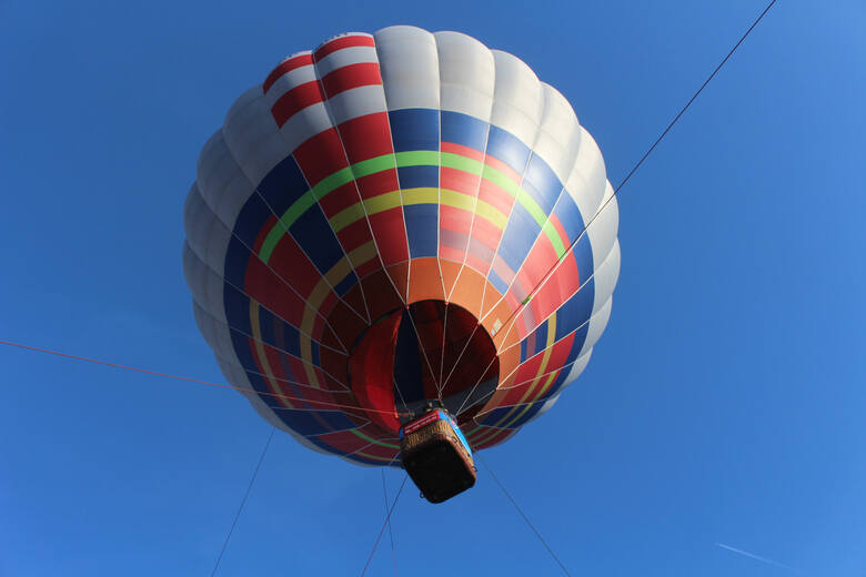 Kolorowy balon na gorące powietrze podczas lotu