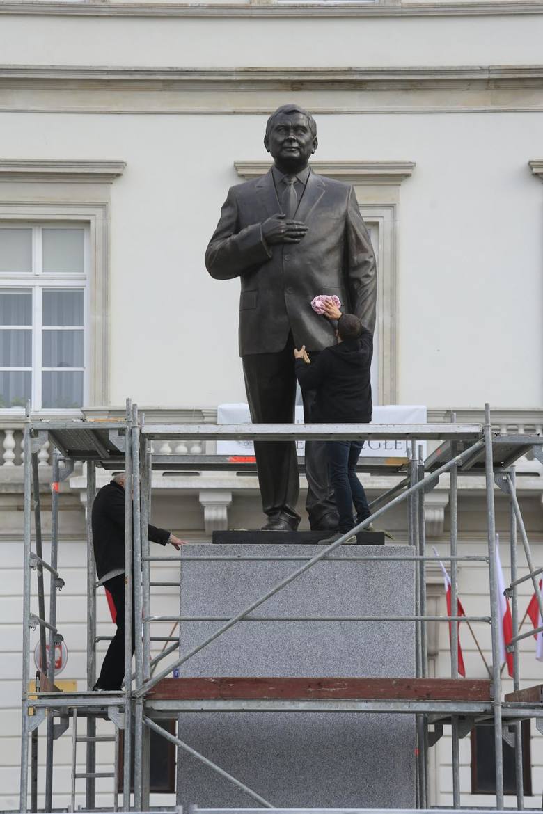 Pomnik Lecha Kaczyńskiego na placu Piłsudskiego w Warszawie