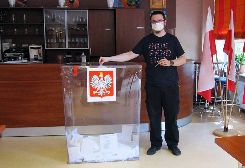 "Świętujemy demokrację. Zobaczymy, co to będzie dalej" - napisał na swoim profilu społecznościowym 26-letni Kamil Kwiatkowski z Go