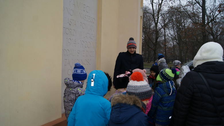 Uczniowie z Szkoły Podstawowej im. Ks. Stanisława Konarskiego oglądali eksponaty w Bramie Parkowej w Skierniewicach [ZDJĘCIA]