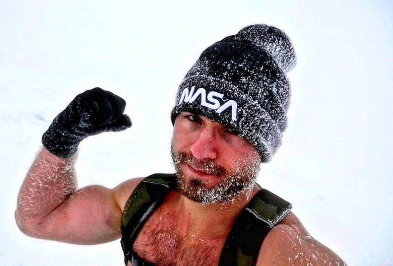 Mateusz Karbowy wszedł na Śnieżkę w samych szortach
