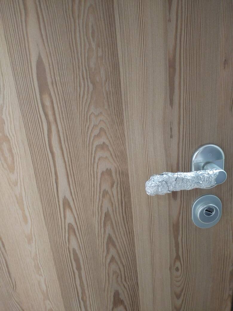 folia aluminiowa na klamce od drzwi