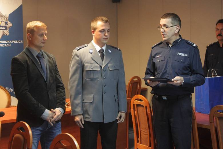 Krystian Jabloński oraz starszy posterunkowy Marcin Wójciga, którzy ruszyli w pościg za pijanym kierowcą, odebrali gratulacje i podziękowania od policji