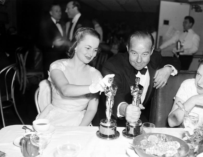 Olivia de Havilland i Broderick Crawford podczas oscarowej kolacji ze statuetkami za najlepsze role pierwszoplanowe - za filmy "Dziedziczka" i "Gubernator".<br /> <br /> 