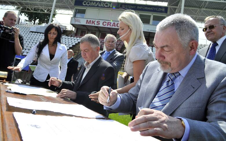 10 lipca 2009, jeden z historycznych momentów zaangażowania Janusza Filipiaka w Cracovię - początek budowy nowego stadionu