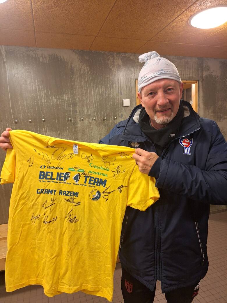 Legendarny farerski bramkarz Jens Martin Knudsen odebrał pamiątkową koszulkę Industrii Kielce z autografami piłkarzy ręcznych