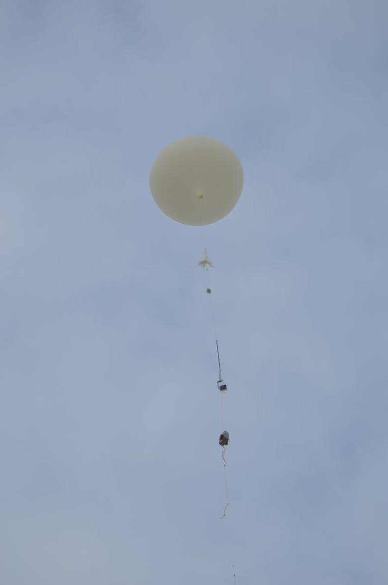Balon z życzeniami dla babć i dziadków wystartował z Łowicza i wniósł się na 32,7 km [ZDJĘCIA]
