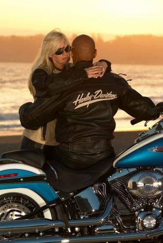 Fot. Harley-Davidson: Harleyowca można poznać po solidnych skórzanych butach, spodniach i kurtce, biżuterii w stylu penitencjarno-industrialnym, ciemnych