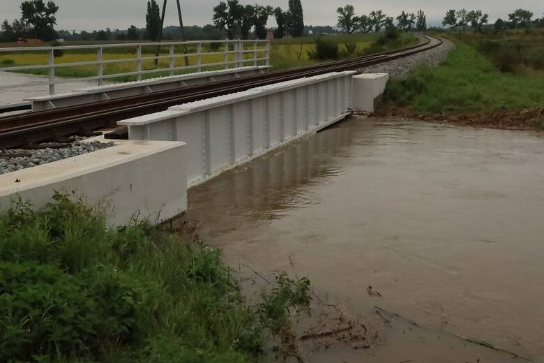 Bardzo wysoki poziom wody na Czarnej Wodzie. Rzeka nie mieści się już pod mostem kolejowym pomiędzy Rogowem Sobóckim a Sobótką. Kilkanaście centymetrów