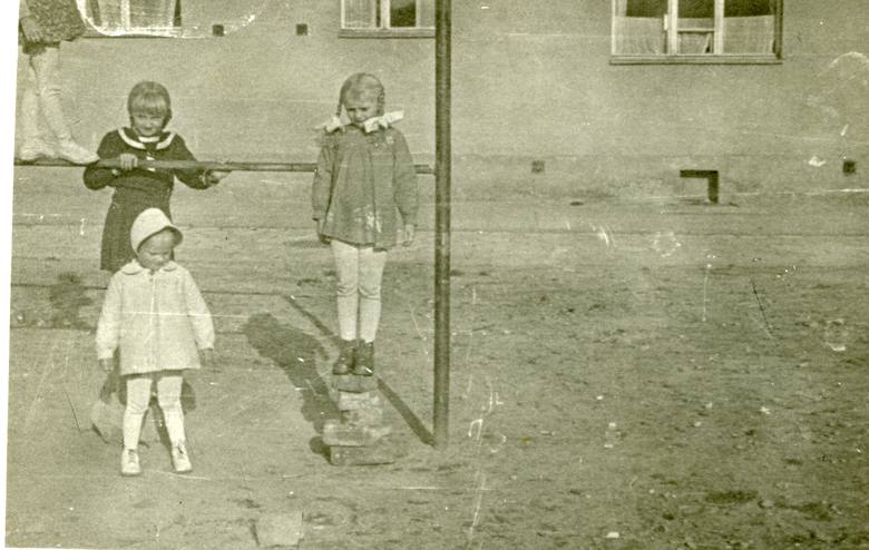 Rok 1960. Dzieci bawią się na trzepaku na podwórku przy ul. Kosynierów Gdyńskich.