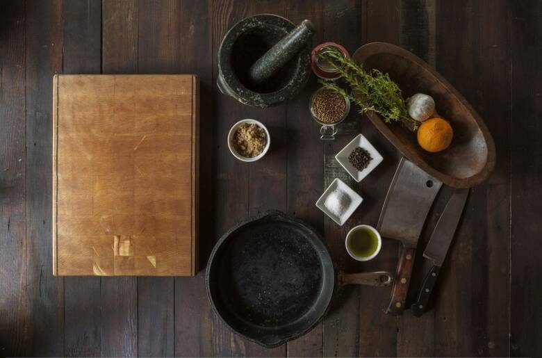 W kuchni możemy zastosować zarówno parkiet, deski z litego drewna, jak również kilkakrotnie lakierowane panele drewniane.