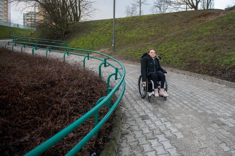 Z powodu uszkodzonego rdzenia kręgowego od dziecka porusza się na wózku inwalidzkim. Wyprowadziła się z Konina, by studiować w Poznaniu. Jest jedynym niepełnosprawnym wolontariuszem, a nie podopiecznym, w fundacji Wózkowicze.pl. W wolnych chwilach uczy się migowego i spotyka się z przyjaciółmi....