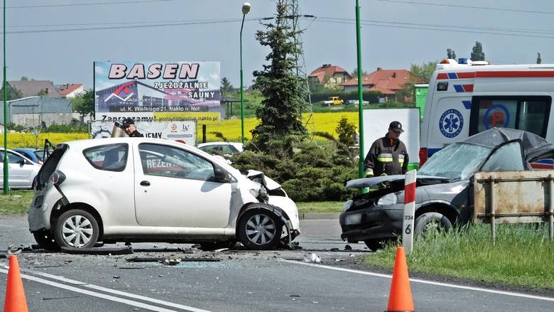 W wypadku w miejscowości Elzanowo zginęły dwie osoby. Druga z pasażerek trafiła do szpitala
