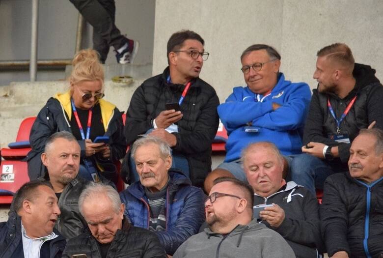 Opole, mecz Odra - Puszcza. Od lewej: Barbara Ptak, Roman Ptak, Janusz Karasiński (wieloletni działacz i sponsor Puszczy) oraz Marek Bartoszek (prezes