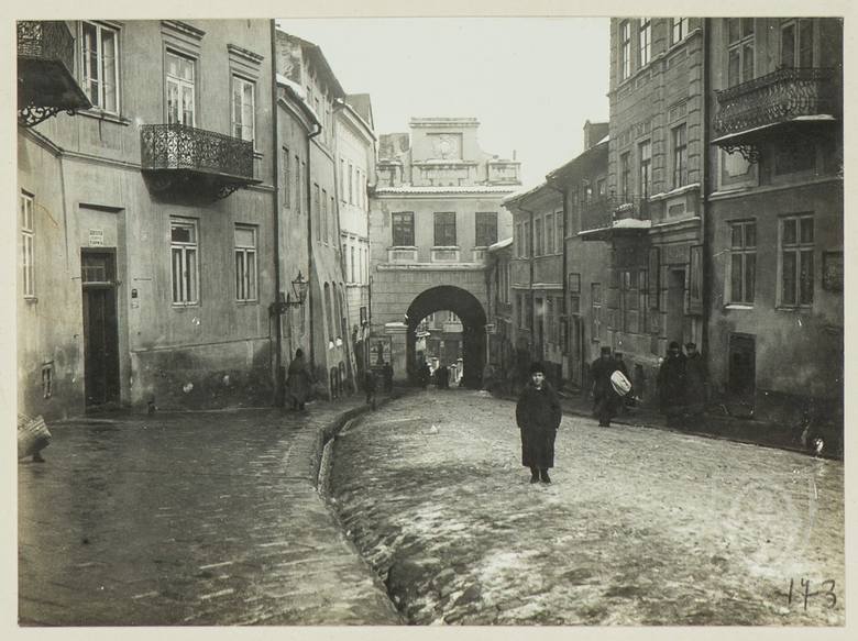 Modrzewiowy dworek przy ulicy Namiestnikowskiej w Lublinie (dziś Narutowicza). Sfotografowany chwile przed tym, jak w lipcu 1912 roku został rozebra