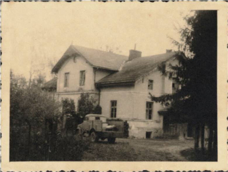 Zdjęcie z roku 1945. W tym budynku z Żabiej Woli miało powstać sanatorium jadolecznictwa. Na pierwszym planie samochód Bedford należący do Spółdzielni Związek Pszczelarzy. 