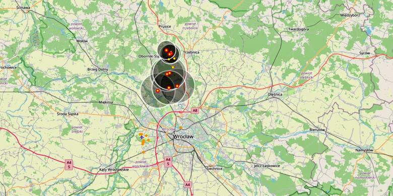Każdy żółty punkt to piorun uderzający w ziemię. Chmura burzowa znajduje się na północ od Wrocławia. Wyładowania można obserwować w serwisie lightningmaps.org