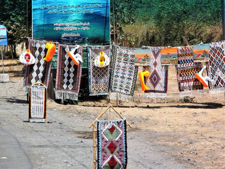 W Anzali masowo wyrabia się i sprzedaje makatki i serwety w perskie wzory