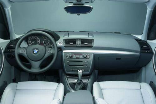 Fot. BMW:  Przynależność do klasy premium zobowiązuje – wnętrze BMW wykonano z materiałów najwyższej jakości. W podstawowej wersji wyposażenia nie ma
