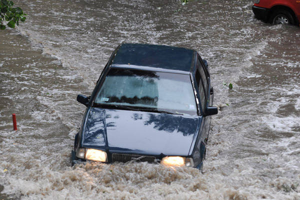 Po ulewach, które przetoczyły się nad miastem, niejeden samochód został zalany.