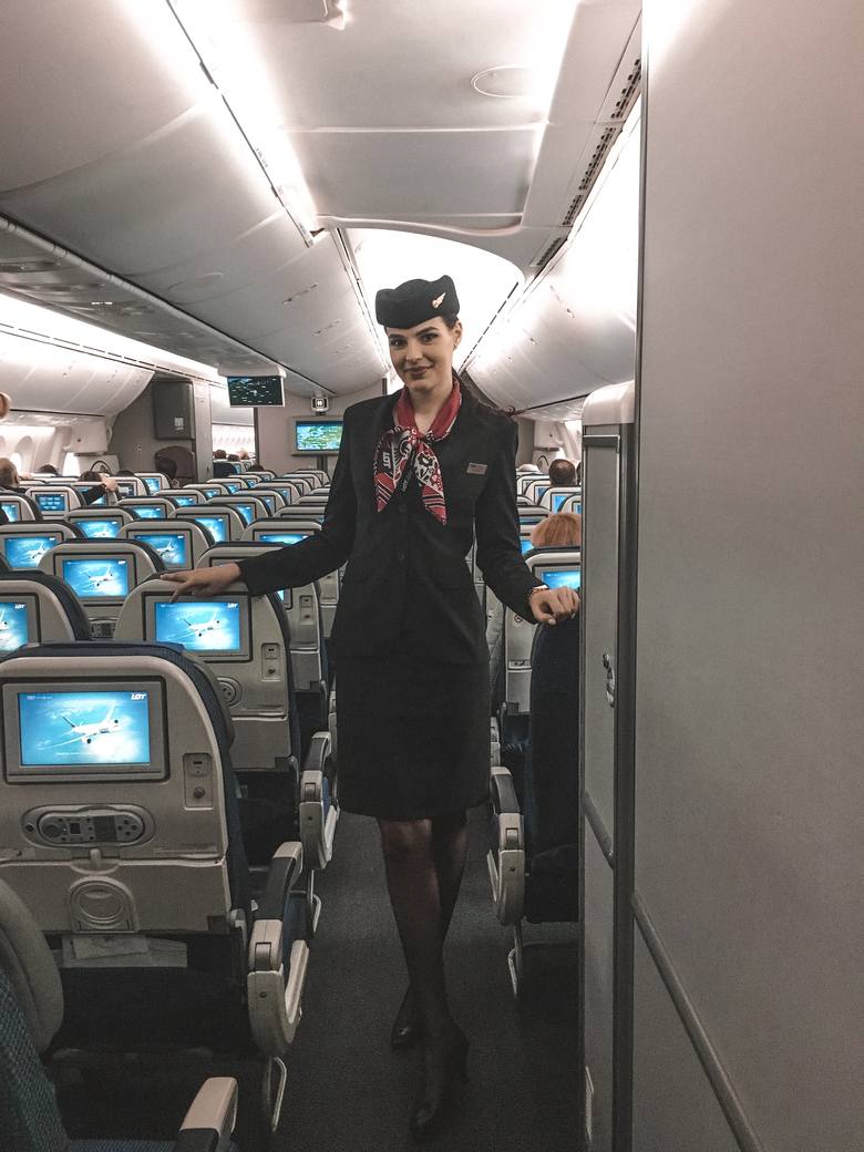 Dominika Witczak jest stewardesą z Polskich Liniach Lotniczych LOT