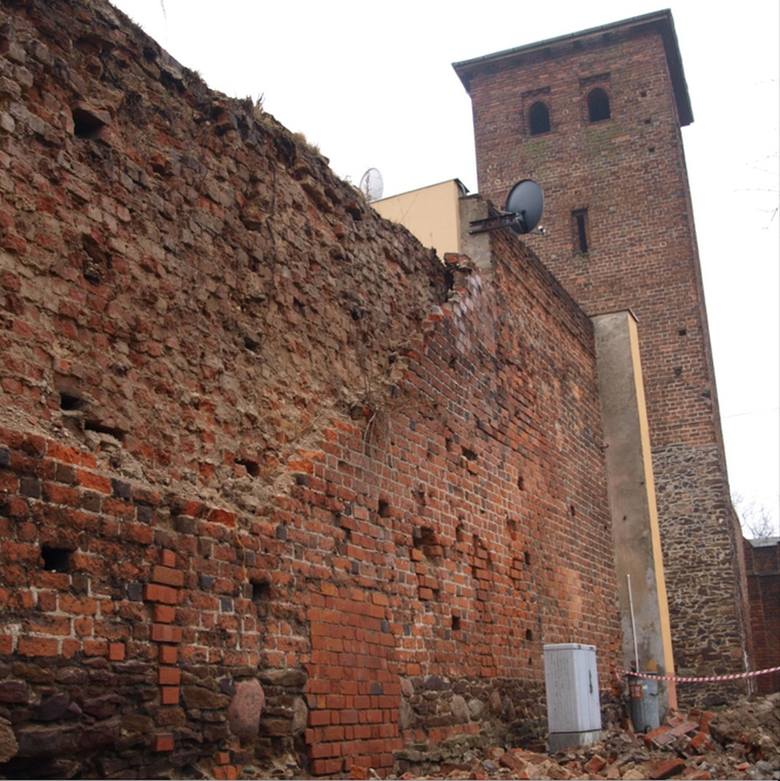Średniowieczne mury obronne w Byczynie. Jeden ze zniszczonych fragmentów obwarowań.