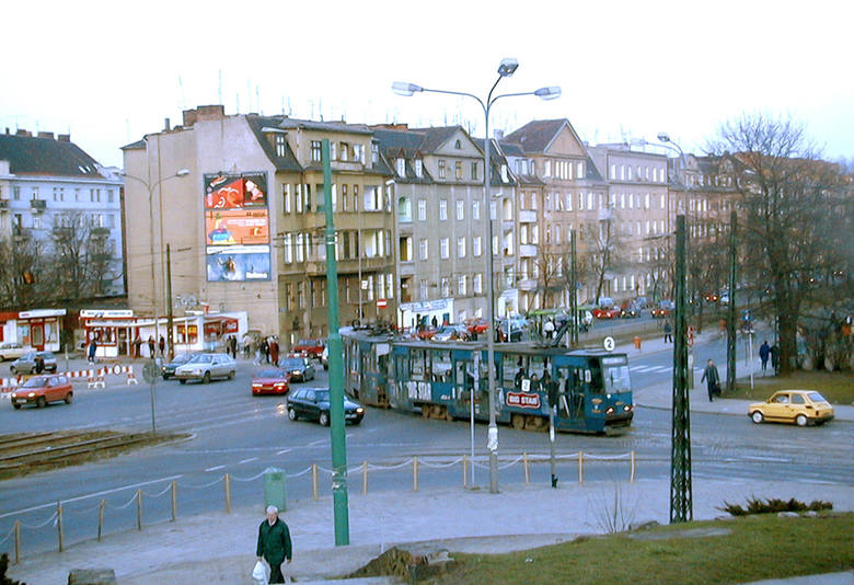 Tak wyglądał Poznań w roku 2000. Pamiętacie takie miasto? Wybierzcie się z nami w podróż do przeszłości, oglądając zdjęcia archiwalne w naszej galerii. <br /> <br /> <br /> <strong>Kolejne zdjęcie --></strong><br /> <br /> <br /> <br /> 